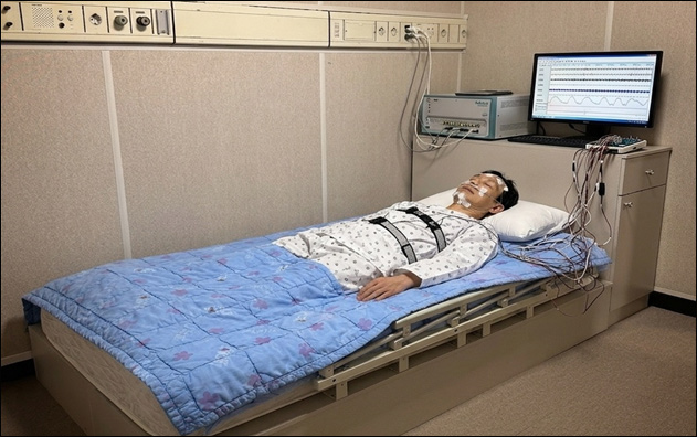 수면다원검사는 잠을 자는 동안 우리 몸에서 일어나는 다양한 생리 현상을 측정하여 수면 상태를 확인하는 검사입니다..